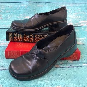 Clark’s-Shiny Black Leather Clogs